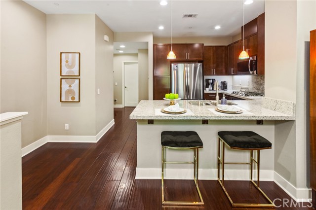 31 Soho, Irvine CA: https://media.crmls.org/medias/910f3c01-b7f8-4a89-897c-c6ddb61d520f.jpg