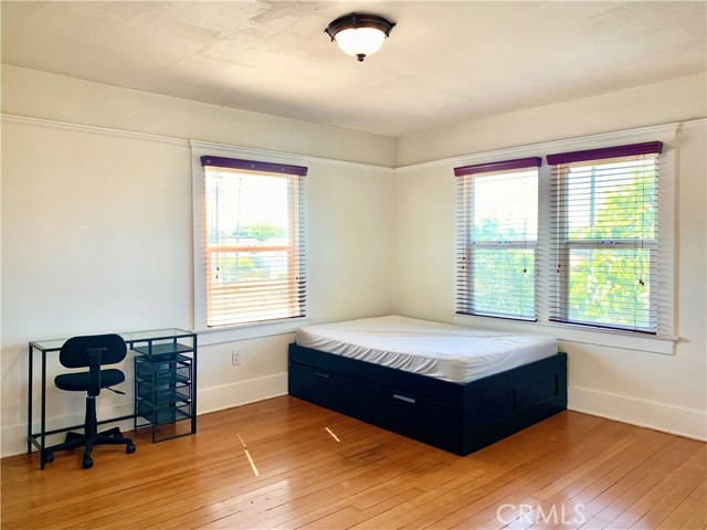1327 W 35th Street, Los Angeles CA: https://media.crmls.org/medias/910fb931-7822-421d-b72a-e346851265f3.jpg