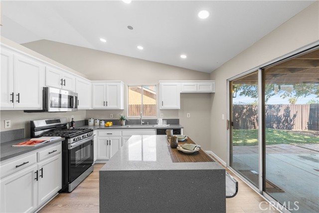 1472 Bedford Avenue, Rosamond CA: https://media.crmls.org/medias/9112ff9d-97b4-4746-b4ab-7bec0c5e77d5.jpg