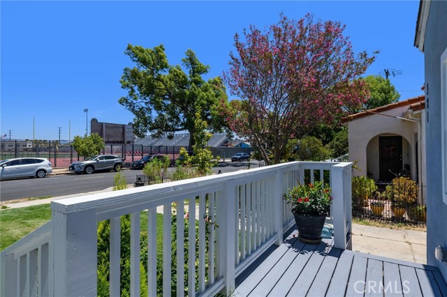 321 N Keystone Street, Burbank CA: https://media.crmls.org/medias/91160971-c06f-41e1-8cee-b541bcf00832.jpg
