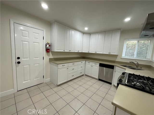 2641 Santa Ana Avenue, Costa Mesa CA: https://media.crmls.org/medias/911a2c0e-8d8b-4204-8292-6bbada019c37.jpg