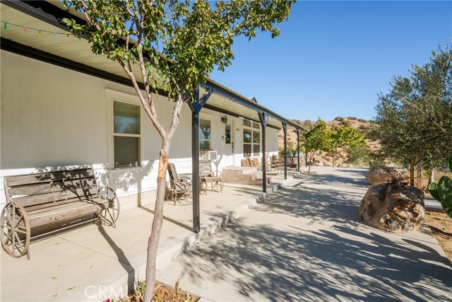 Detail Gallery Image 4 of 44 For 13905 Summit Valley, Hesperia,  CA 92345 - 3 Beds | 2 Baths