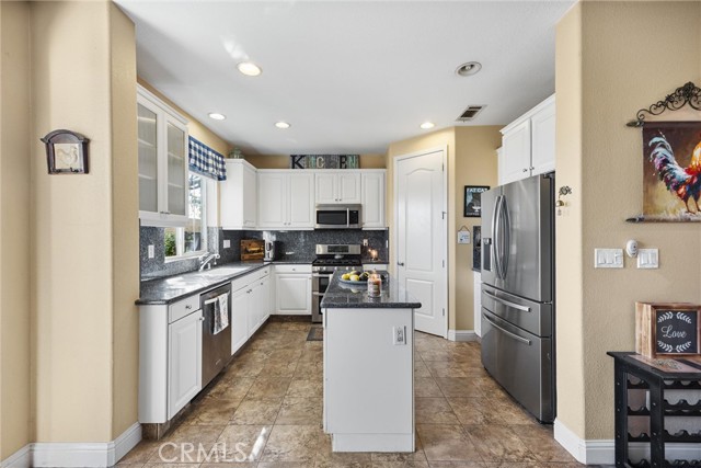 Detail Gallery Image 14 of 52 For 6119 Pilar, Bakersfield,  CA 93306 - 4 Beds | 3 Baths