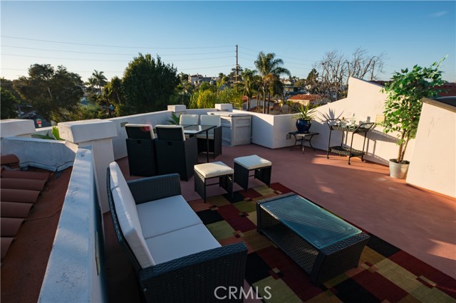 1021 Avenue D, Redondo Beach, California 90277, 4 Bedrooms Bedrooms, ,2 BathroomsBathrooms,Residential,For Sale,Avenue D,SB26098756