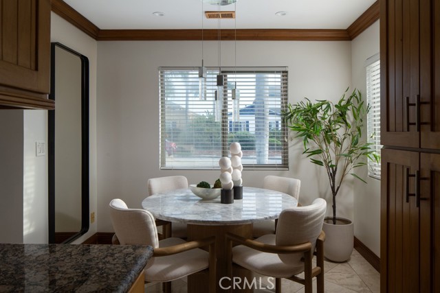 Detail Gallery Image 4 of 10 For 401 Holmwood, Newport Beach,  CA 92663 - 2 Beds | 2/1 Baths