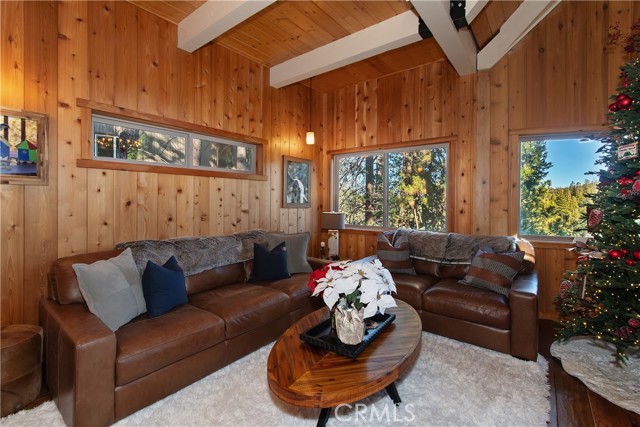 26621 Thunderbird Drive, Lake Arrowhead CA: https://media.crmls.org/medias/912894a1-e046-40be-a6f8-6af48c7e60d3.jpg