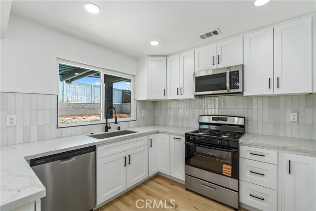 Detail Gallery Image 13 of 32 For 1157 Fallbrook Dr, Corona,  CA 92878 - 4 Beds | 2 Baths