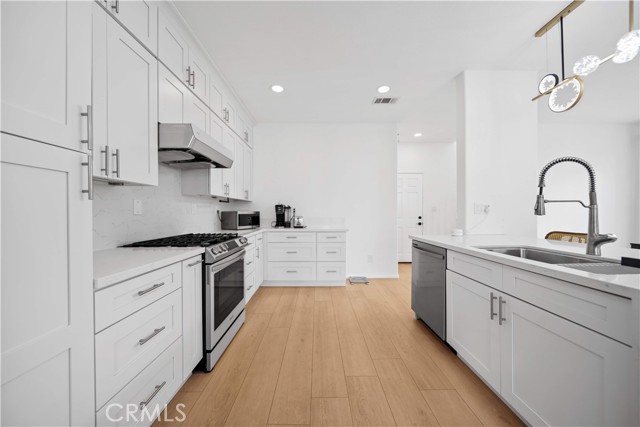 Detail Gallery Image 9 of 38 For 13050 Arborwalk Ln, Tustin,  CA 92782 - 3 Beds | 2/1 Baths