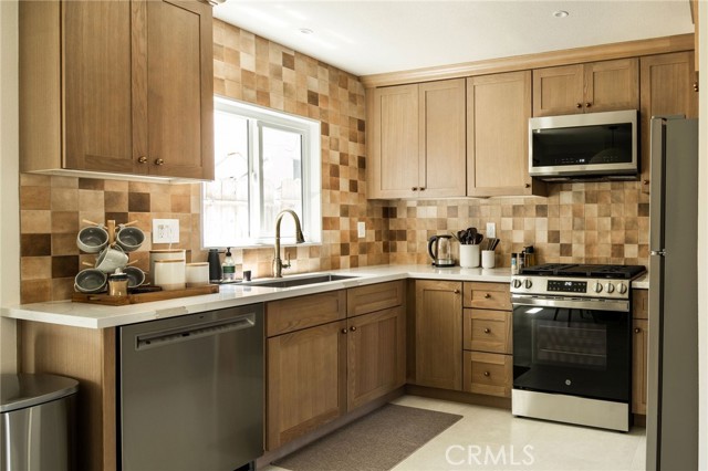 Detail Gallery Image 2 of 17 For 13025 Roselle Ave #4,  Hawthorne,  CA 90250 - 2 Beds | 1 Baths