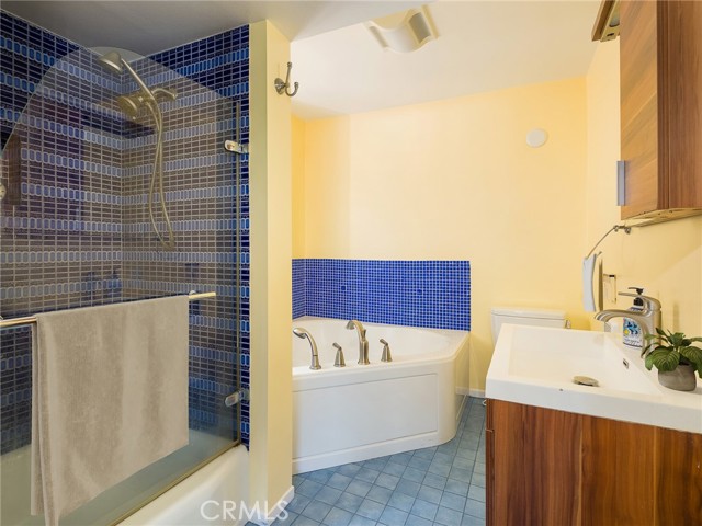 Detail Gallery Image 9 of 18 For 724 Loma Vista St, El Segundo,  CA 90245 - 4 Beds | 3 Baths