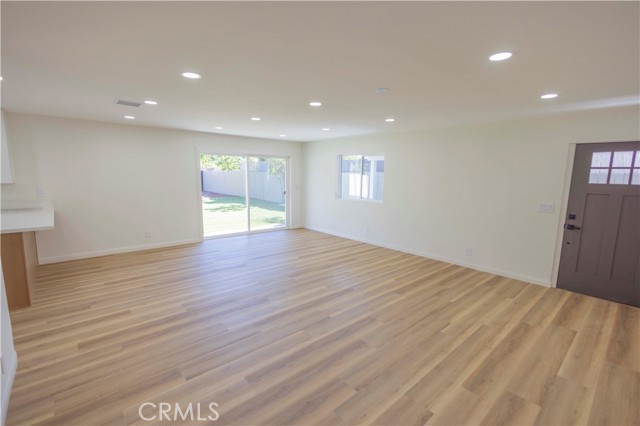 2122 W 10th Street, Santa Ana CA: https://media.crmls.org/medias/912f9308-dc76-4534-b7c3-a1570c4231e4.jpg