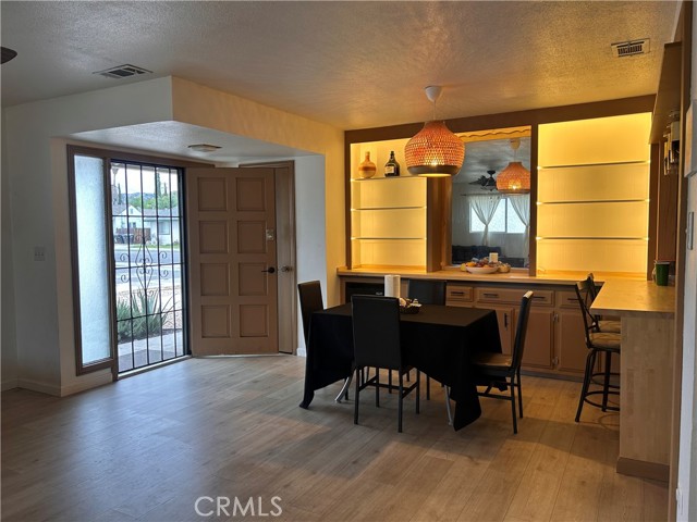 Detail Gallery Image 4 of 14 For 889 Cardona Pl, Hemet,  CA 92543 - 2 Beds | 2 Baths