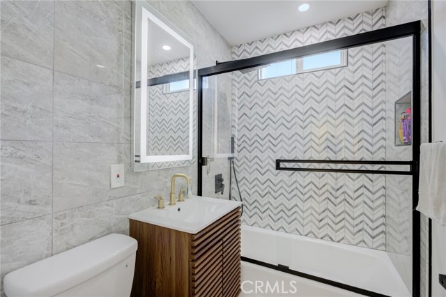 Detail Gallery Image 32 of 66 For 8161 Encino Ave, Northridge,  CA 91325 - 4 Beds | 3 Baths