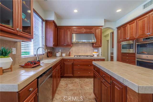 22 Modesto, Irvine CA: https://media.crmls.org/medias/91370f56-6802-492e-b8f4-a31998ce3ee9.jpg