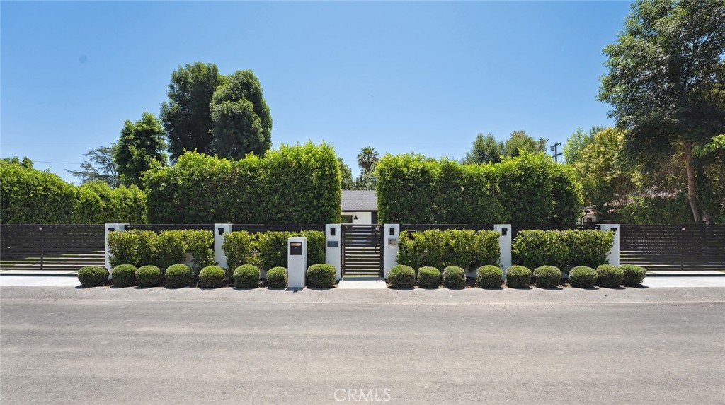 https://media.crmls.org/medias/91372016-7d8d-476b-aff1-682a7e544de9.jpg?preset=X-Large