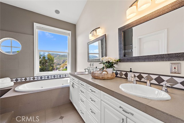Detail Gallery Image 15 of 27 For 438 3 Rd St, Laguna Beach,  CA 92651 - 4 Beds | 2/1 Baths