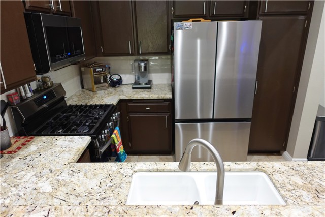 7262 Yellowtail Dr, Huntington Beach CA: https://media.crmls.org/medias/913d0bcc-dadb-4cb4-be8e-234701f21cc4.jpg