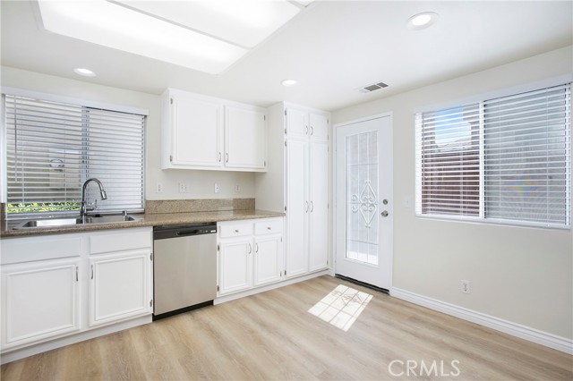 64 Rue Fontaine, Lake Forest CA: https://media.crmls.org/medias/913d2e14-8362-425c-851a-b18528b2b301.jpg
