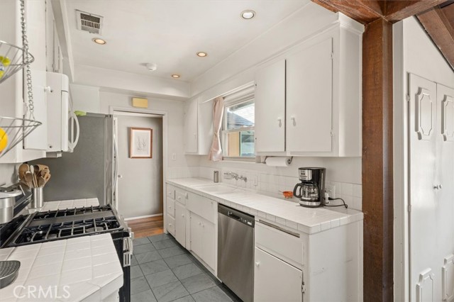 Detail Gallery Image 13 of 38 For 14552 Hesby St, Sherman Oaks,  CA 91403 - 2 Beds | 2 Baths