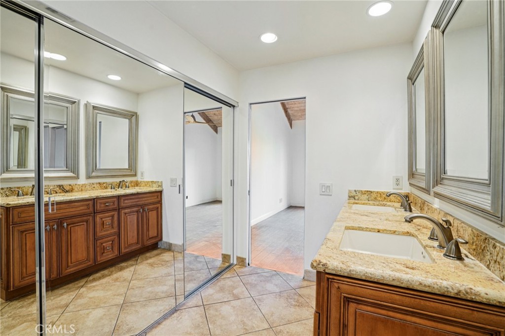 MLS #OC25200796 image #23