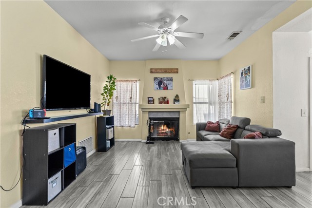 Detail Gallery Image 14 of 29 For 4031 E Avenue R13, Palmdale,  CA 93552 - 3 Beds | 2/1 Baths