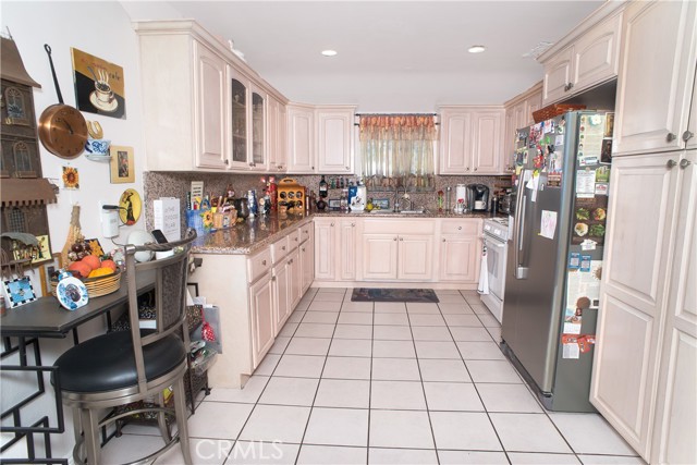 LARGE KITCHEN WITH GRANITE COUNTERTOPS AND AMPLE CABINETRY.
