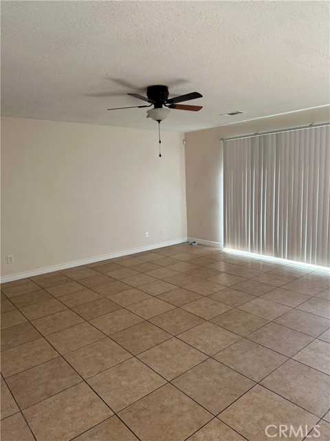 16585 Pine Street, Hesperia CA: https://media.crmls.org/medias/91459bbd-3576-4812-b426-f665fdab1f98.jpg