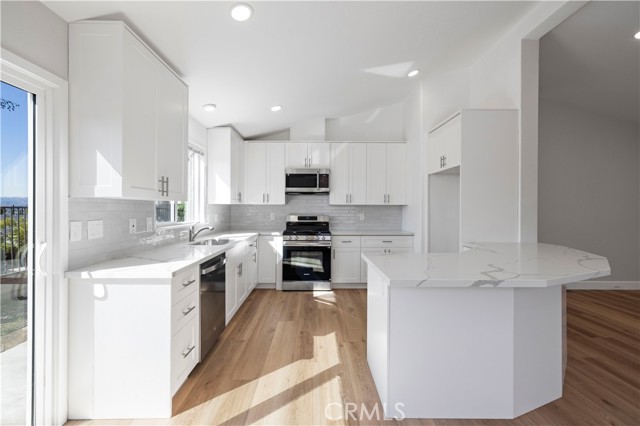 Detail Gallery Image 12 of 40 For 20066 Crestview, Canyon Country,  CA 91351 - 2 Beds | 2 Baths