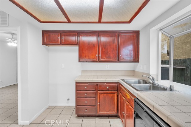 Detail Gallery Image 15 of 34 For 15400 Canyonstone Dr, Moreno Valley,  CA 92551 - 3 Beds | 2/1 Baths