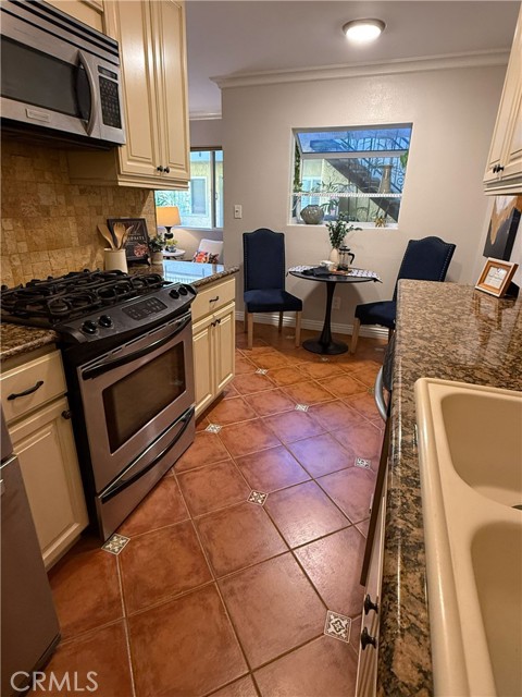 Detail Gallery Image 7 of 14 For 645 Temple #5,  Long Beach,  CA 90814 - 2 Beds | 2 Baths