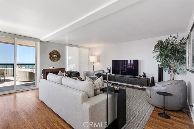 Detail Gallery Image 9 of 32 For 800 Manhattan, Manhattan Beach,  CA 90266 - 2 Beds | 2 Baths