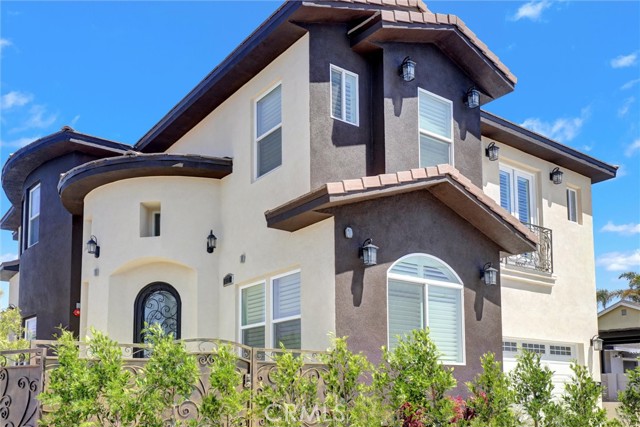 Detail Gallery Image 2 of 59 For 19002 Delaware St, Huntington Beach,  CA 92648 - 6 Beds | 5/1 Baths