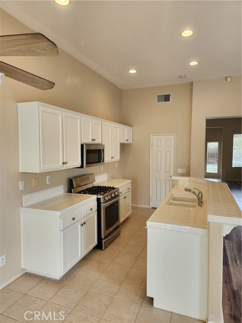 27547 Bunkerhill Drive, Corona CA: https://media.crmls.org/medias/914ff02e-b57b-41c1-85b3-bda4d4ae06f7.jpg