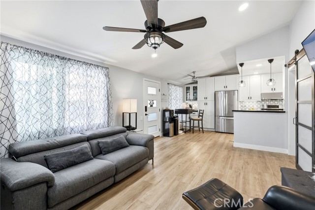 Detail Gallery Image 3 of 47 For 19237 Avenue of the Oaks #B,  Newhall,  CA 91321 - 2 Beds | 1 Baths