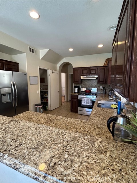 Detail Gallery Image 11 of 37 For 2221 Flash Ct, Perris,  CA 92571 - 5 Beds | 2/1 Baths