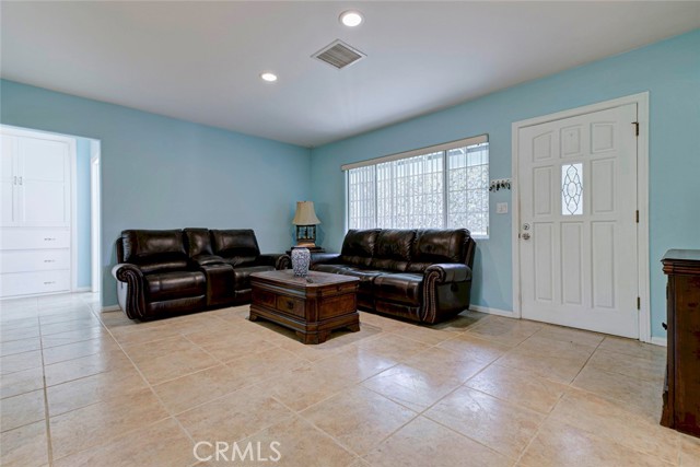 Detail Gallery Image 8 of 55 For 6648 Gaviota Ave, Lake Balboa,  CA 91406 - 4 Beds | 4 Baths