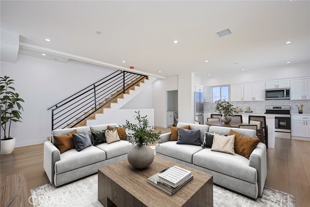 2402 S Cochran Avenue, Los Angeles CA: https://media.crmls.org/medias/9152c268-e49a-461a-8ed3-0a09b79e339f.jpg