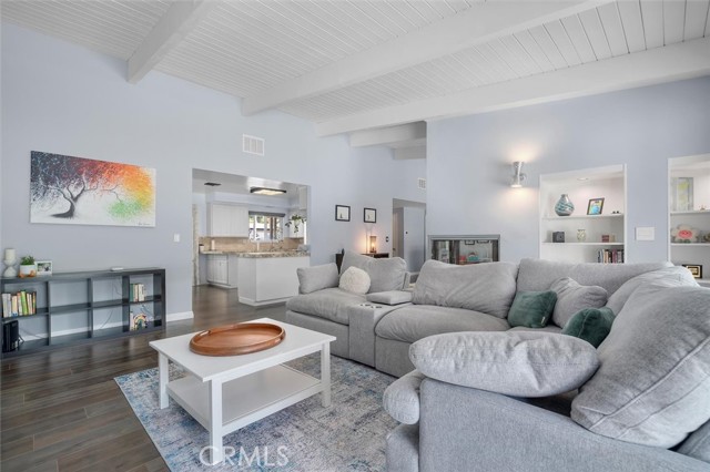 23701 Clarendon Street, Woodland Hills CA: https://media.crmls.org/medias/9152ffb2-ce81-4f82-8e0c-ea4e44e04ee1.jpg