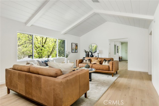 Detail Gallery Image 10 of 21 For 4057 Woodcliff Rd, Sherman Oaks,  CA 91403 - 3 Beds | 2/1 Baths
