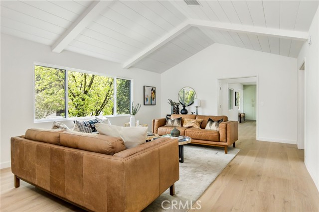 Detail Gallery Image 10 of 21 For 4057 Woodcliff Rd, Sherman Oaks,  CA 91403 - 3 Beds | 2/1 Baths