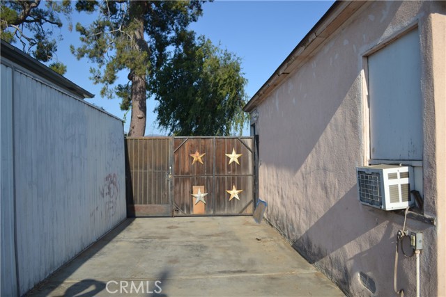 2121 N Pass Avenue, Burbank CA: https://media.crmls.org/medias/91556cbb-d672-41c8-aac5-970b51f72b42.jpg