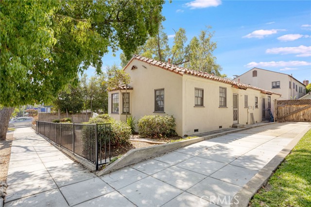 1375 N Mentor Avenue, Pasadena CA: https://media.crmls.org/medias/91562f58-6da0-42cc-8c03-8ebf059d7c21.jpg