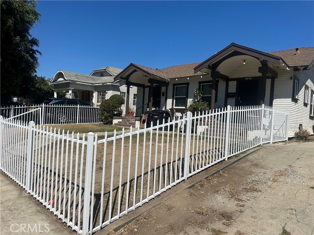 3974 S Harvard Boulevard, Los Angeles CA: https://media.crmls.org/medias/9156975b-8fa1-4654-ac8d-d5dddb12dfd8.jpg