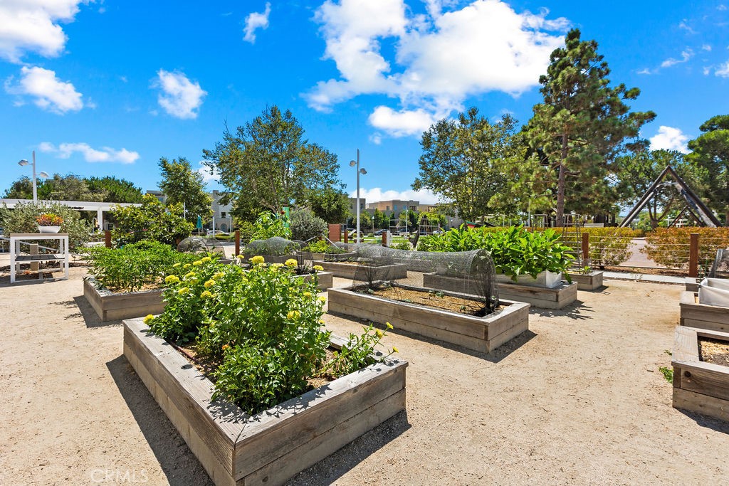 https://media.crmls.org/medias/9156cfbb-0a9e-47b6-8e7c-8fea057e51df.jpg?preset=X-Large