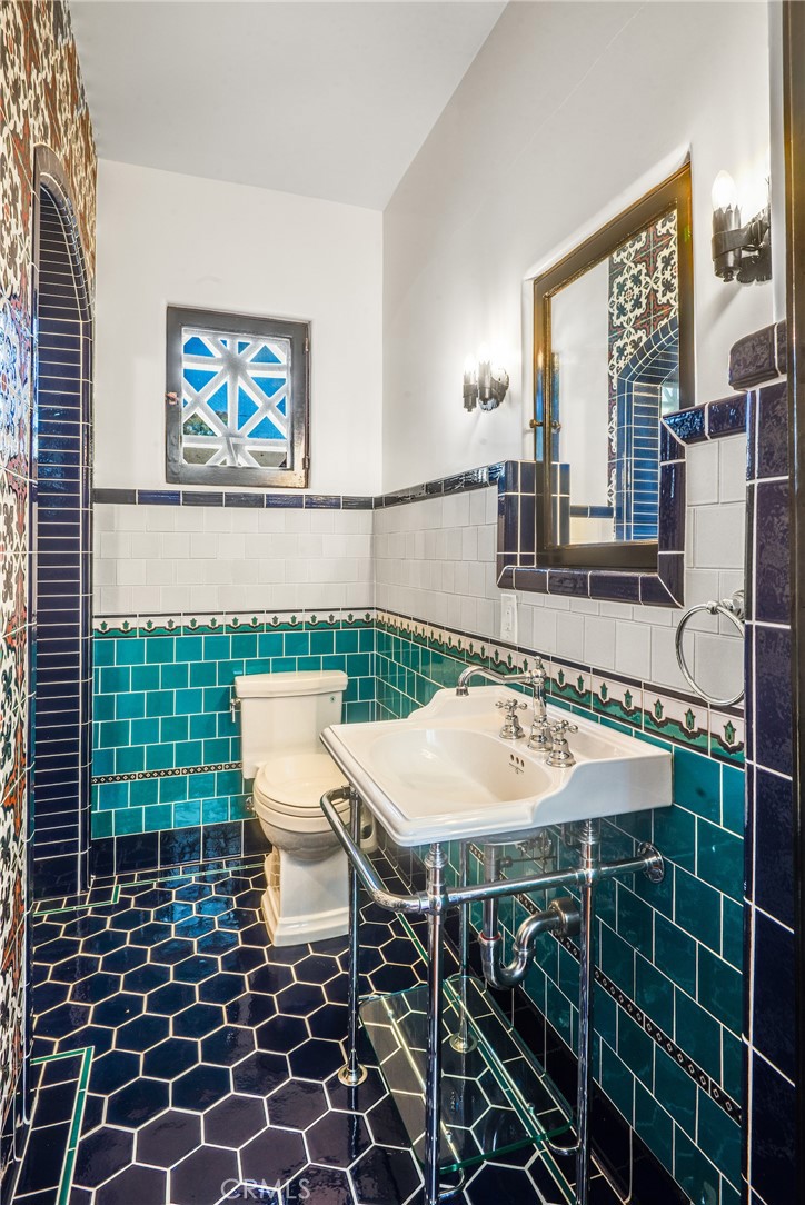 https://media.crmls.org/medias/915b21cd-891a-4fc1-9b76-f12d314b41a5.jpg?preset=X-Large