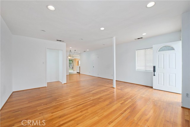 Detail Gallery Image 4 of 31 For 17420 Collins St, Encino,  CA 91316 - 3 Beds | 3 Baths