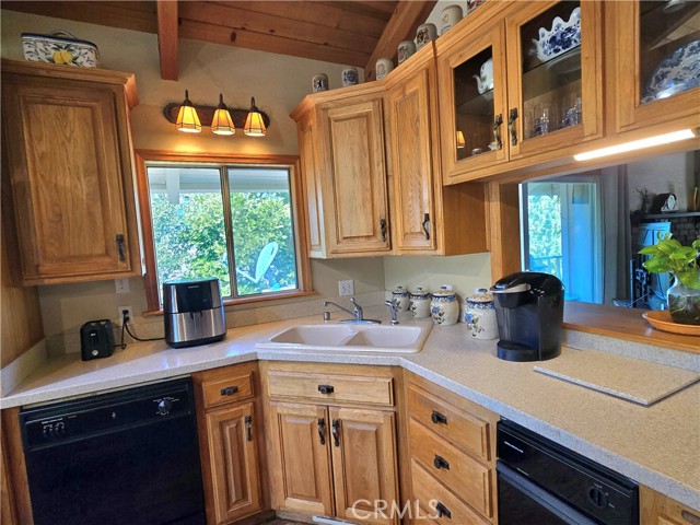 943 Grass Valley Road, Lake Arrowhead CA: https://media.crmls.org/medias/915cb749-4e8c-455c-a2ce-3657d46c5eb9.jpg