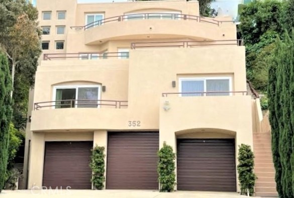 352 Y Place, Laguna Beach CA: https://media.crmls.org/medias/915cc849-7977-480d-ad42-e34fa6717804.jpg