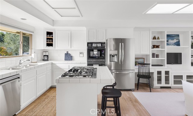 564 Seaward Road, Corona del Mar CA: https://media.crmls.org/medias/915d1b16-17cb-493b-a649-8f75b18db675.jpg