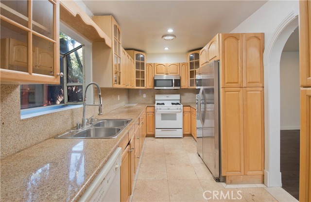 Detail Gallery Image 9 of 37 For 12413 Westminster Ave, Los Angeles,  CA 90066 - 6 Beds | 5 Baths